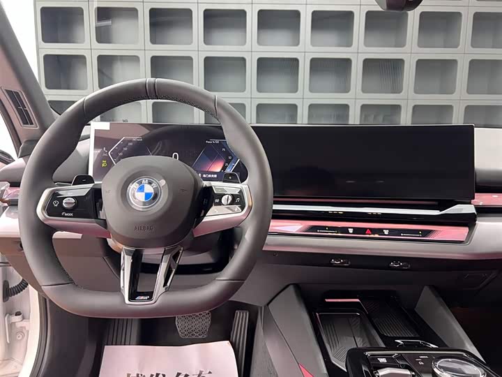 BMW 5-Series 2025 530 Li Leading M — фото 18