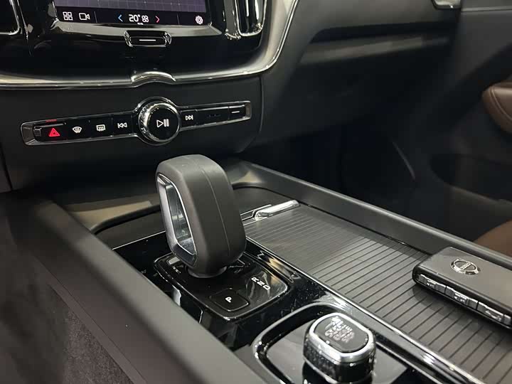 Volvo XC60 2022 B 5 4 WD — фото 8
