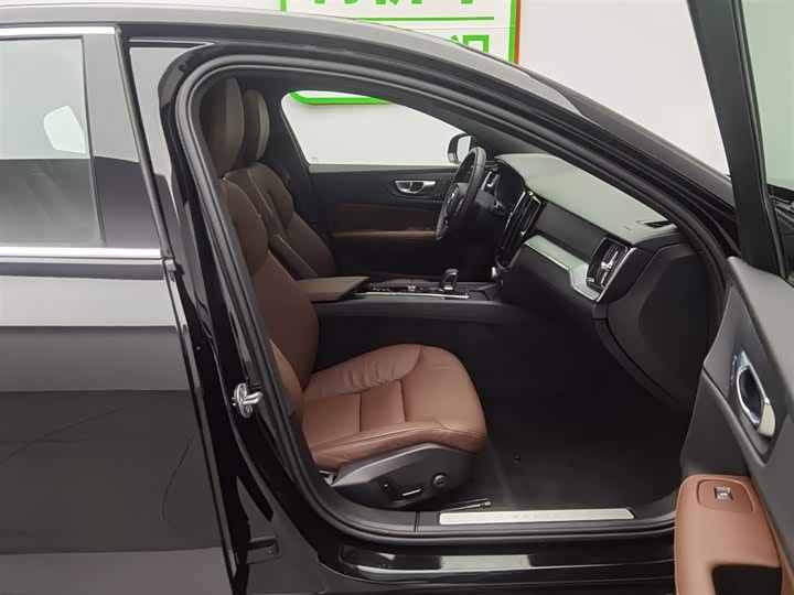 Volvo S60 2025 B 4 — фото 23