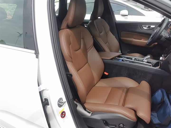 Volvo XC60 2025 B 5 4 WD — фото 25