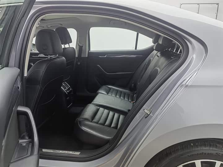 Skoda Superb — фото 15