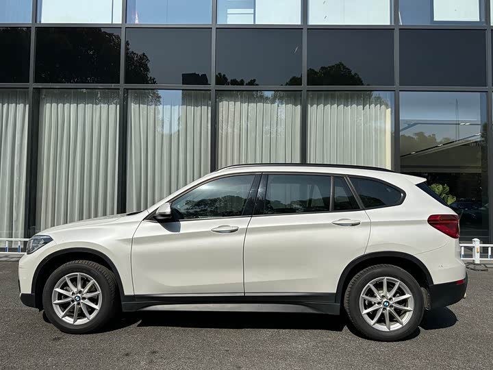 BMW X1 2019 s Drive 18 Li — фото 3
