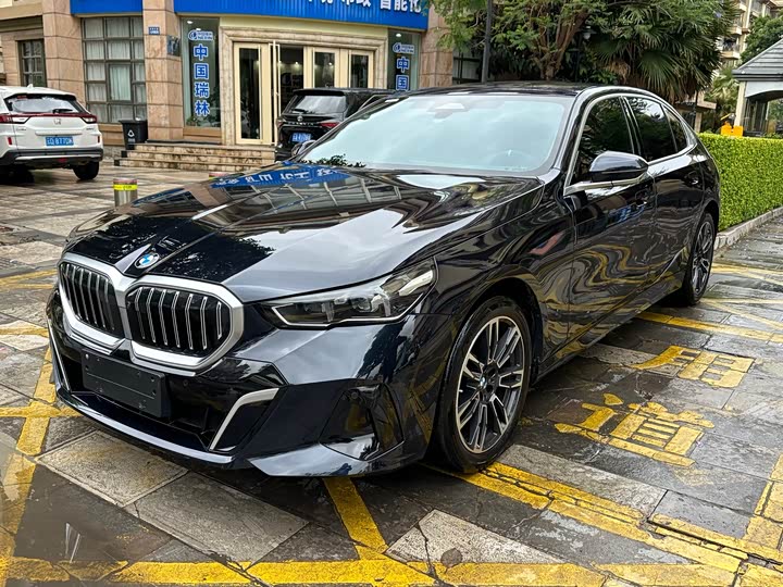 BMW 5-Series 2024 530 Li Leading M — фото 1