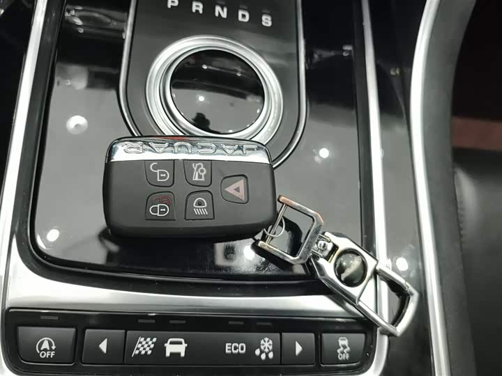 Jaguar XEL 2019 2.0 T 200 PS — фото 9