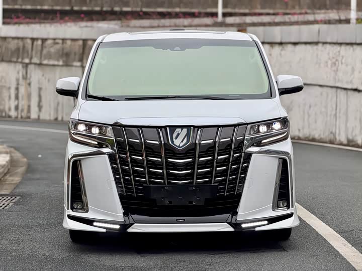 Toyota Alphard — фото 2
