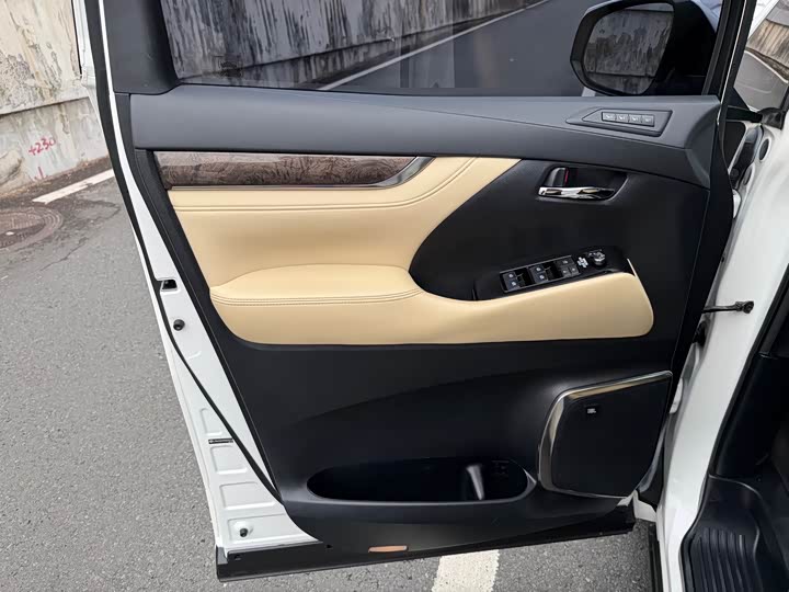 Toyota Alphard — фото 12
