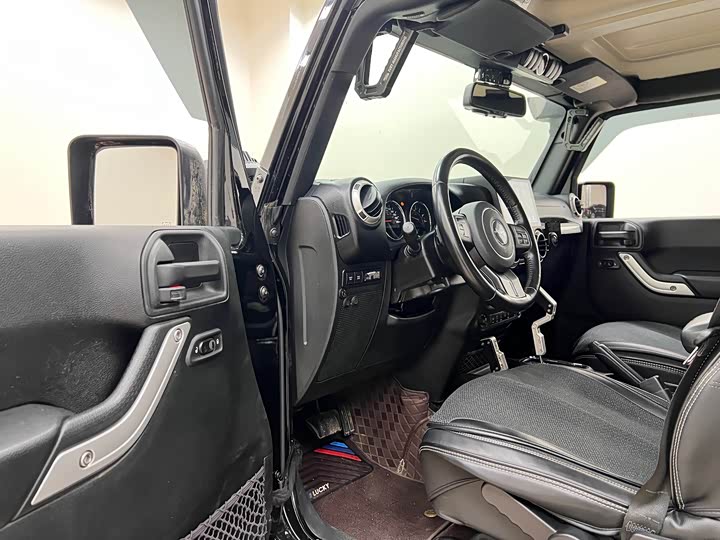 Jeep Wrangler — фото 13