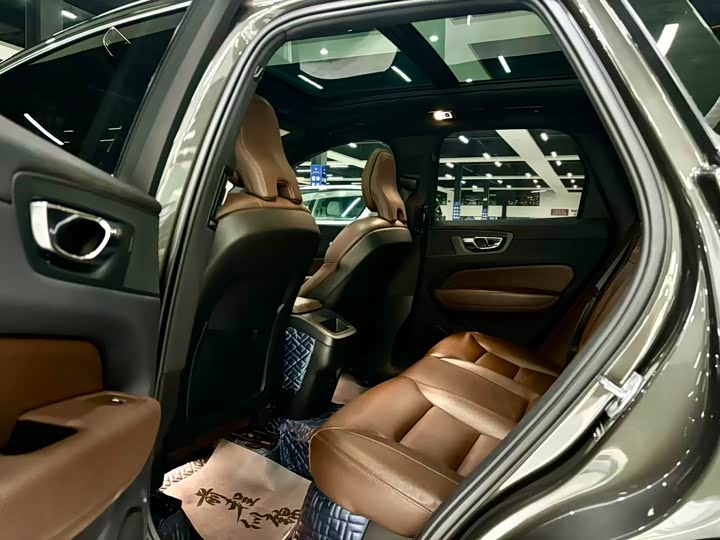 Volvo XC60 2021 T 5 4 WD — фото 6