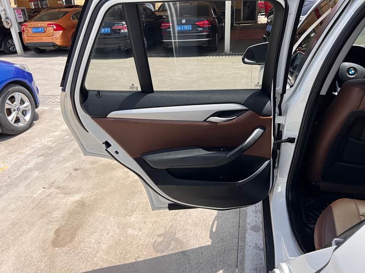 BMW X1 2015 s Drive 18i — фото 11
