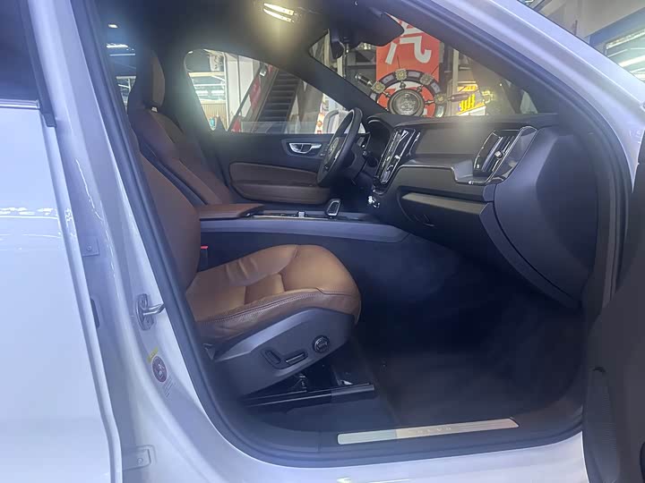 Volvo XC60 2023 B 5 4 WD — фото 13