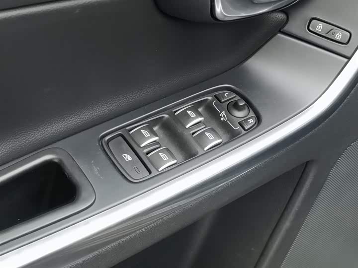 Volvo XC60 2017 T 5 — фото 9