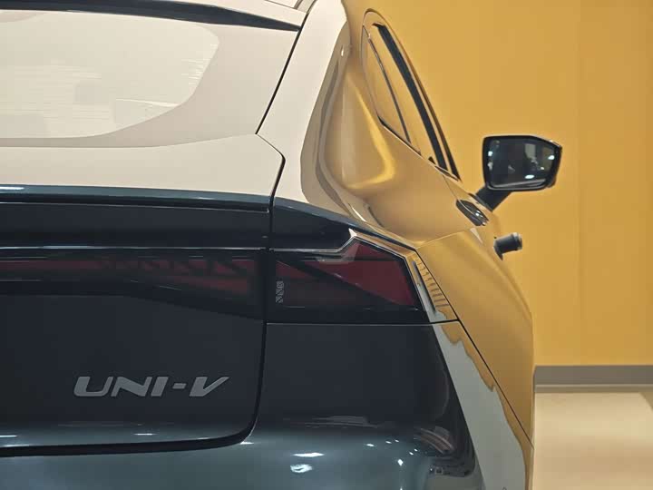 Changan UNI-V 2022 1.5 T — фото 28