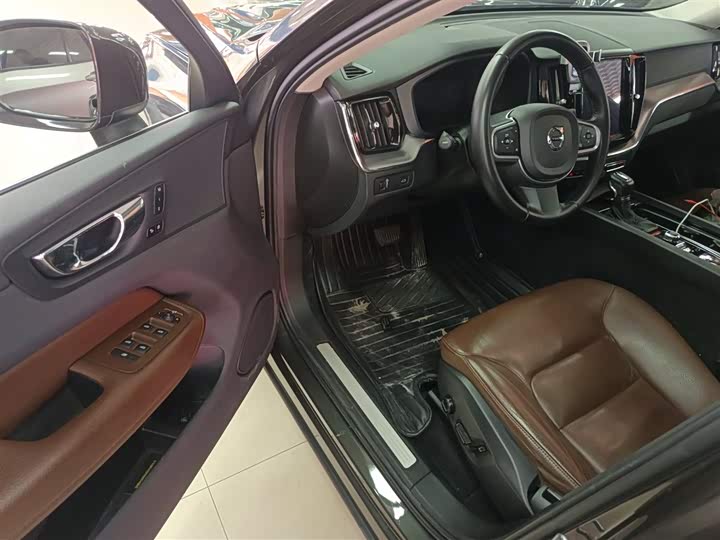 Volvo XC60 2019 T 5 4 WD VI — фото 12