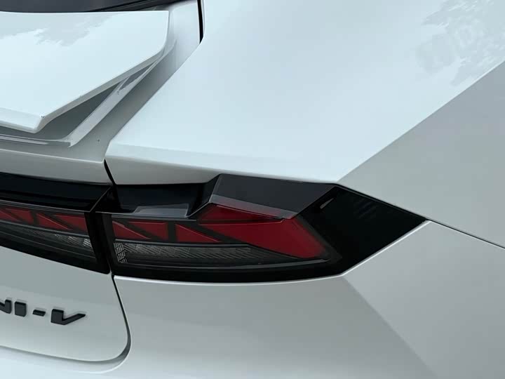 Changan UNI-V 2024 1.5 T Sport — фото 18
