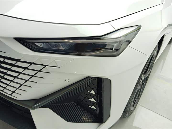 Changan UNI-V 2022 1.5 T Premium — фото 5