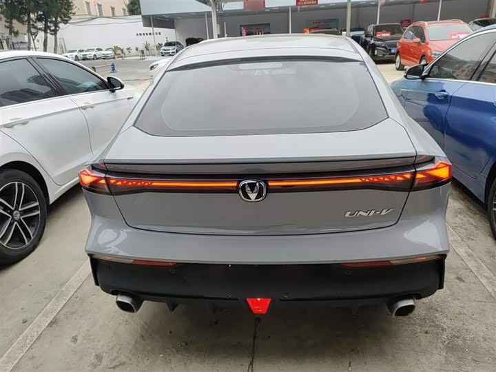 Changan UNI-V 2022 1.5 T Premium — фото 22