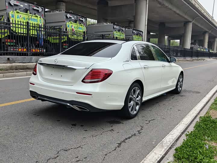 Mercedes-Benz E-Class 2018 E 300 L — фото 19