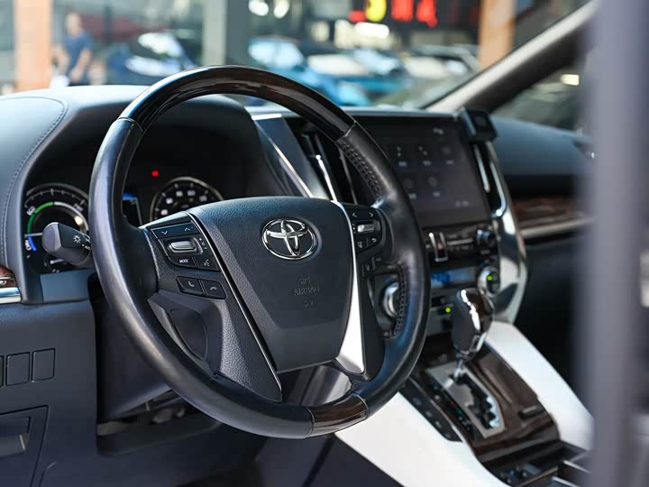 Toyota Alphard — фото 9