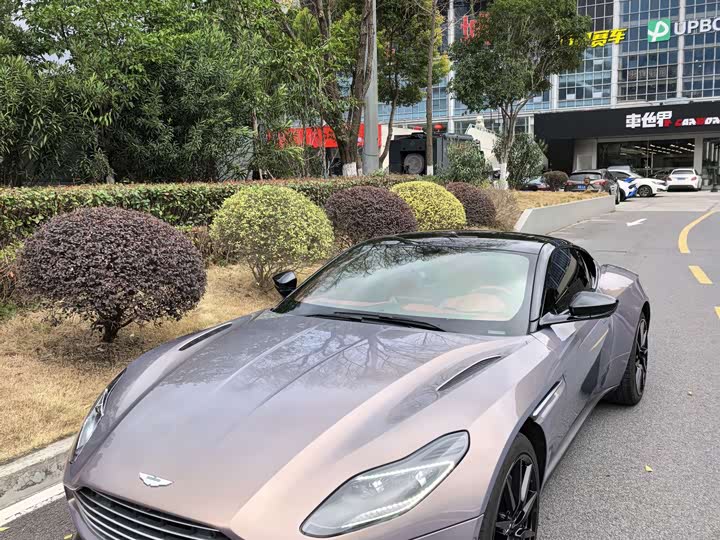Aston Martin DB11 2022 4.0 T V 8 Coupe — фото 5