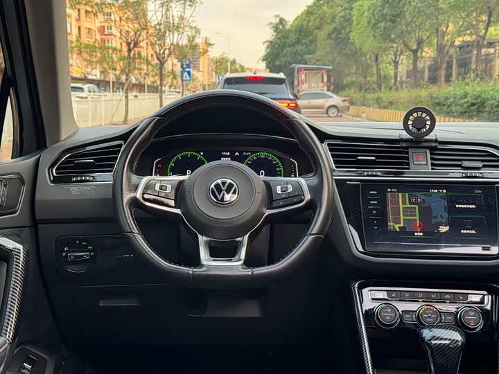 Volkswagen Tiguan L — фото 19