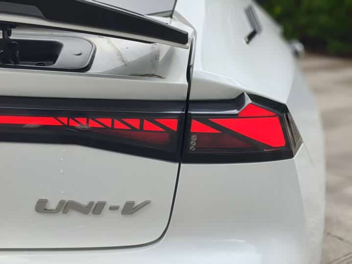 Changan UNI-V 2023 1.5 T — фото 9