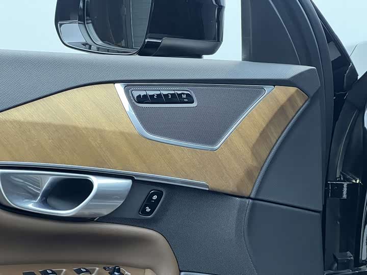 Volvo XC90 2024 B 6 7 — фото 18