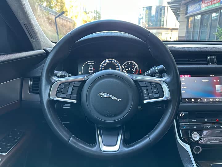 Jaguar XFL 2018 XFL 2.0 T 250 PS — фото 17