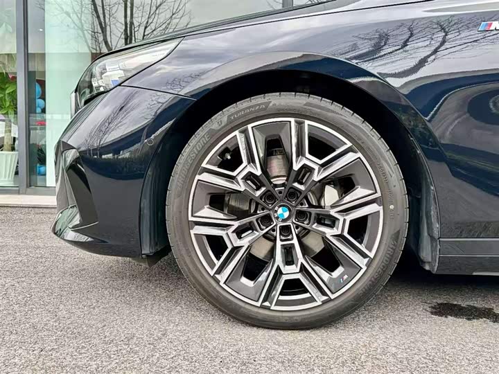 BMW 5-Series 2025 530 Li M — фото 12