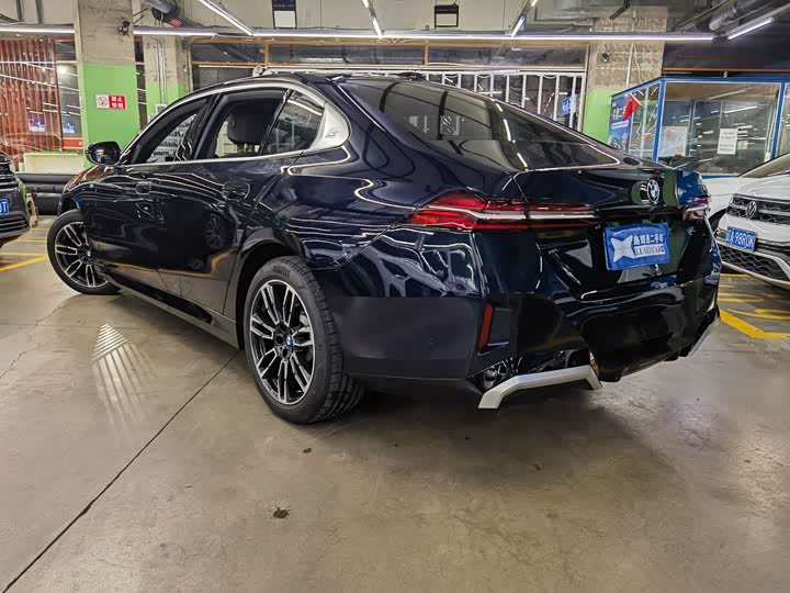 BMW 5-Series 2025 530 Li Leading M — фото 6