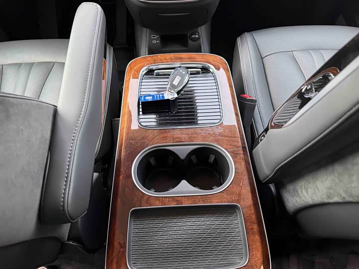 Hongqi HQ9 PHEV 2024 2.0 T 4 WD — фото 19