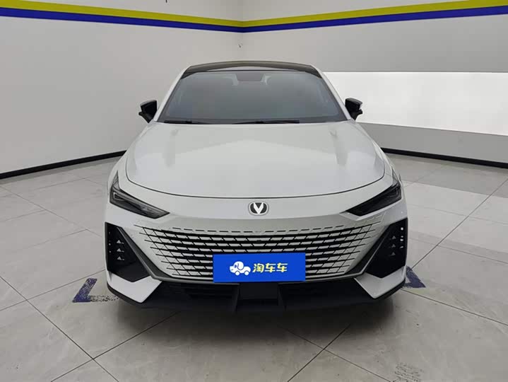 Changan UNI-V 2022 1.5 T Premium — фото 2