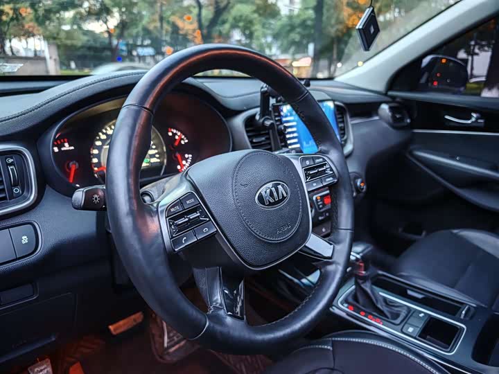 Kia Sorento — фото 7