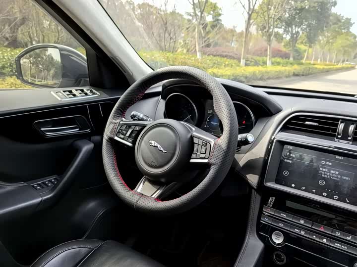 Jaguar F-PACE 2020 2.0 T — фото 11