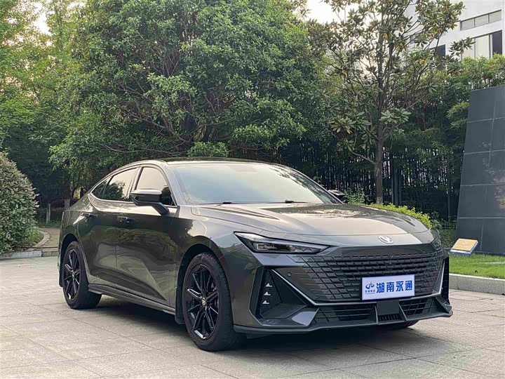 Changan UNI-V 2022 1.5 T Premium — фото 3