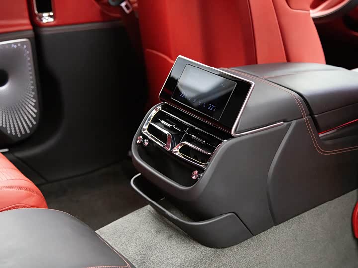 Bentley Flying Spur — фото 12