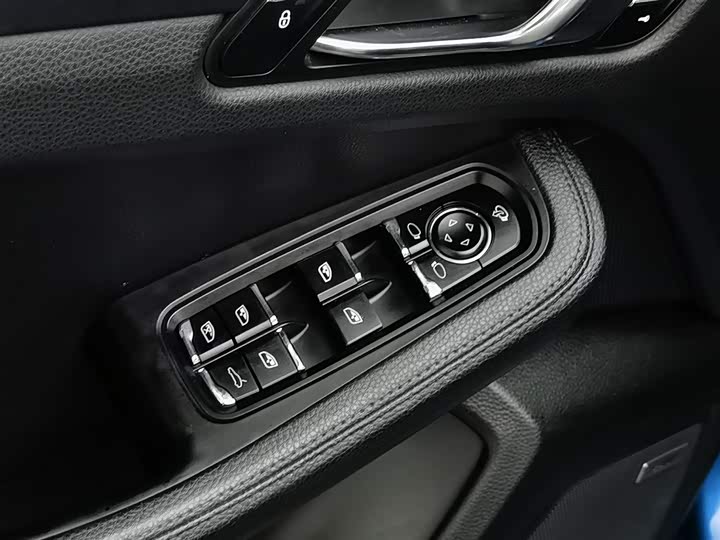Porsche Macan 2017 Macan 2.0 T — фото 9