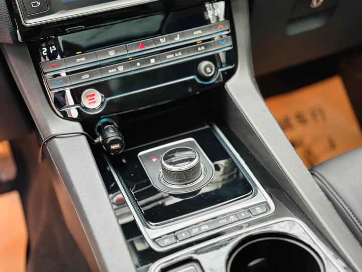 Jaguar F-PACE 2018 2.0 T 2 WD — фото 22