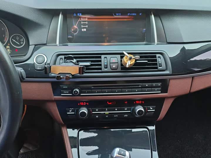 BMW 5 Series 520Li — фото 13