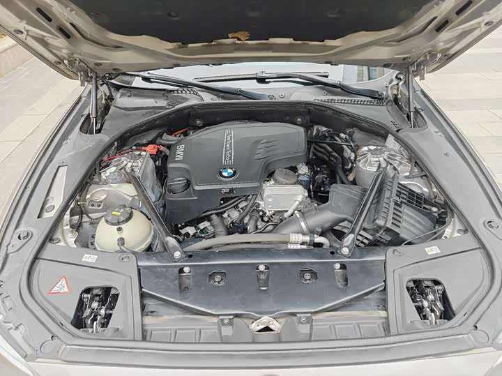 BMW 5 Series 520Li — фото 13