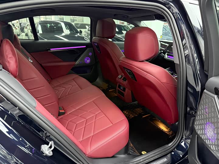BMW 5 Series — фото 11