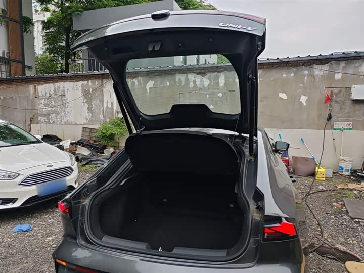 Changan UNI-V 2023 1.5 T Premium — фото 19
