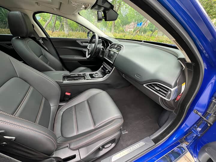 Jaguar XEL 2018 2.0 T 200 PS — фото 9