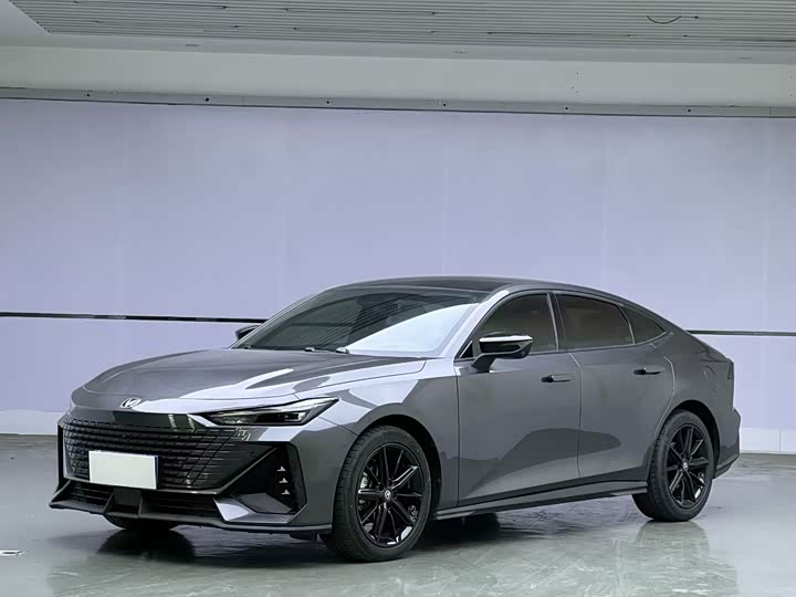 Changan UNI-V 2022 1.5 T Premium — фото 1