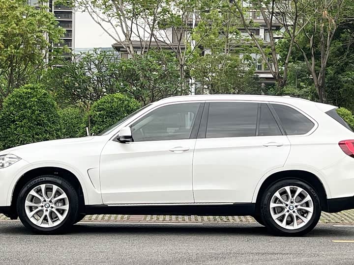 BMW X5 2018 x Drive 28i — фото 18