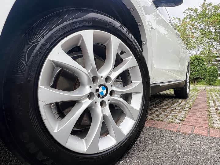BMW X5 2018 x Drive 28i — фото 21