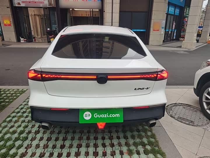 Changan UNI-V 2022 1.5 T Premium — фото 6