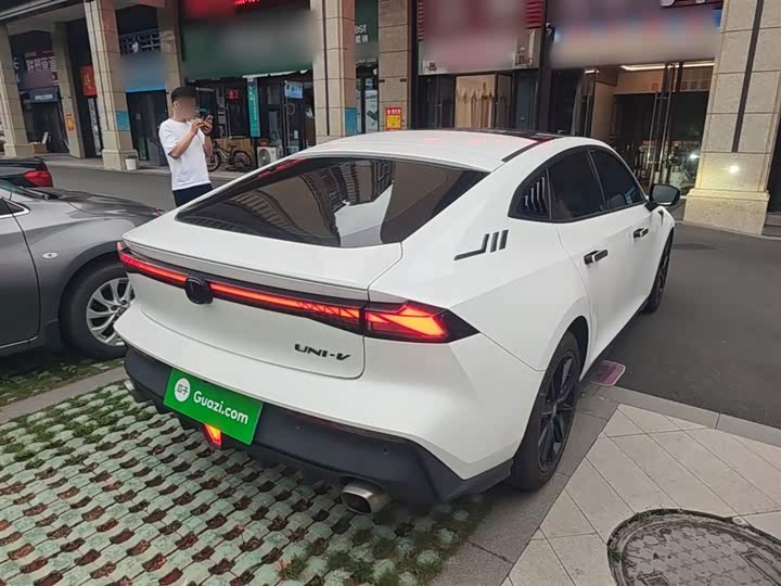 Changan UNI-V 2022 1.5 T Premium — фото 7