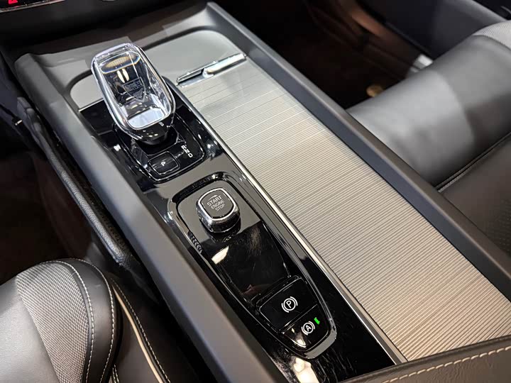 Volvo XC60 Hybrid 2025 Hybrid 4 WD — фото 6