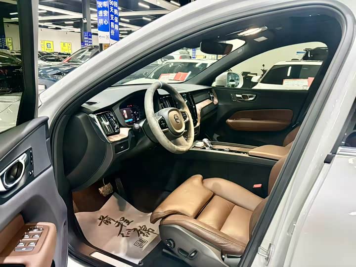 Volvo XC60 2024 B 5 4 WD — фото 5