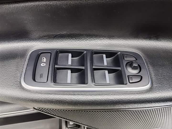 Jaguar XEL 2018 2.0 T 200 PS — фото 9